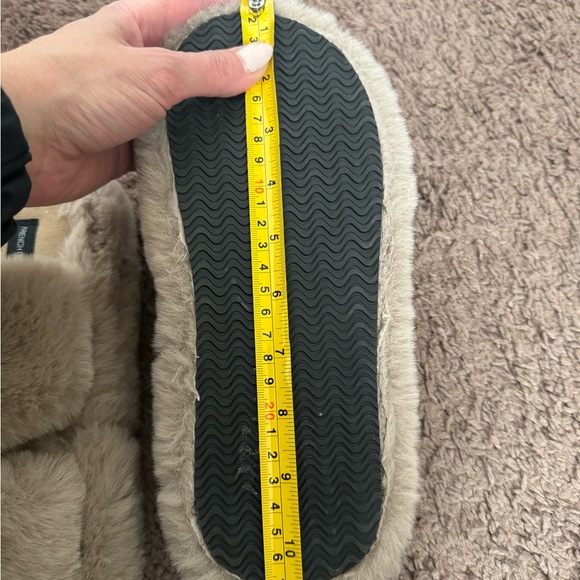 2 FOR $20 French Connection Slippers Open Toe Beige Faux Fur Size 8 9 NEW - Picture 5 of 5